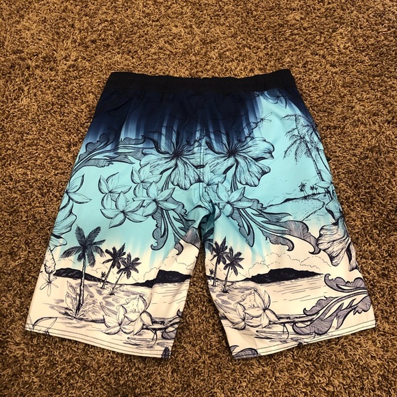 Roundtree & Yorke Men’s Swim Trunks - Picture 2 of 8